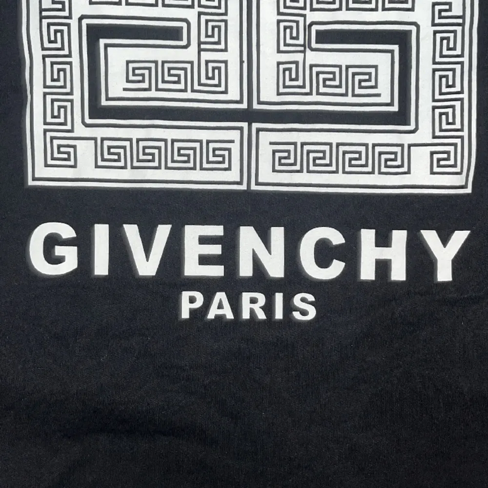 Då var det dags att sälja min givenchy t shirt. Ingen använding alls Skick 10/10 1:1. T-shirts.