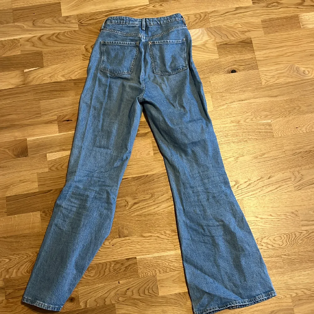 Jätte snygga boot cut high waist jeans som tyvärr inte kom till användning. Dem är i helt nytt skick. Köparen står för frakt.. Jeans & Byxor.