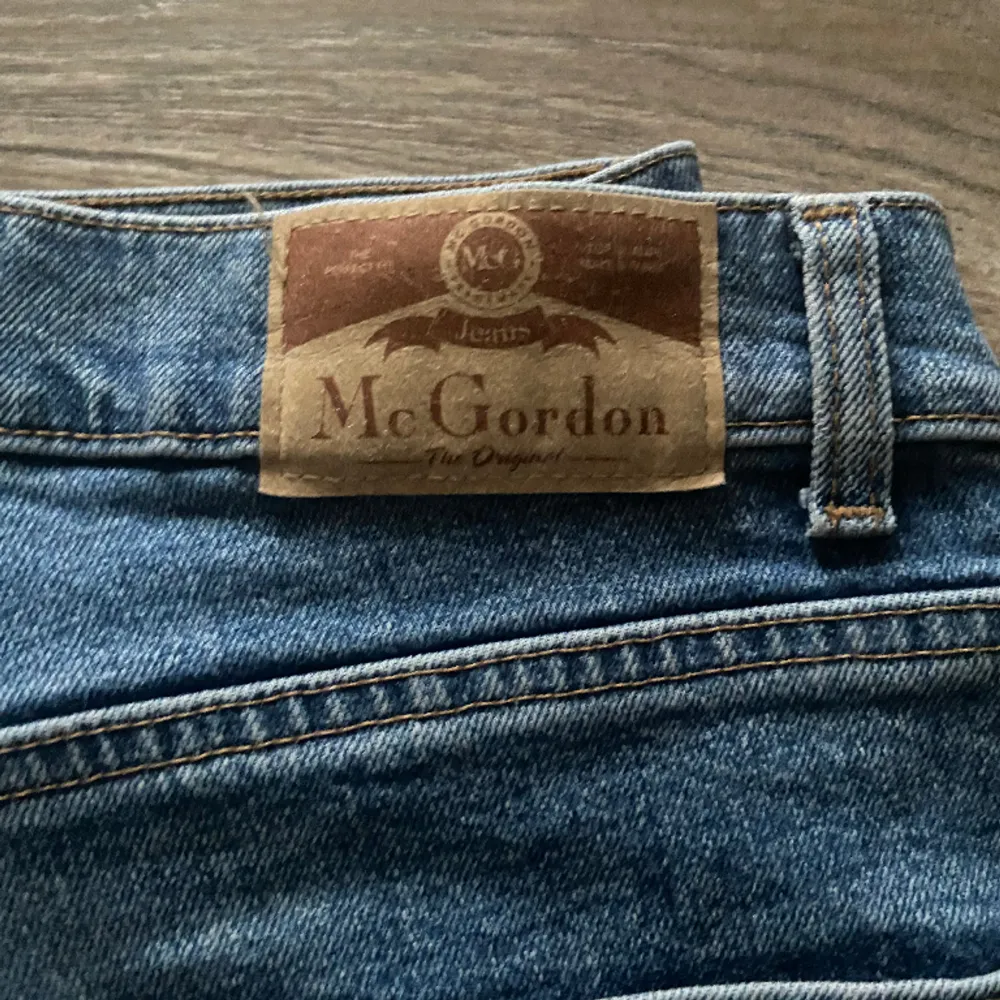 Säljer mina mcgordon jeans då dom inte längre passar Skick: 9/10 Strl: 32-30. Jeans & Byxor.