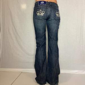 Jeans från Victoria Beckham, defekt på nedre delen av jeansen bak. Se sista bild. Enligt mig passar de 36/s. Jag är 170 Skriv för fler bilder!  Midja tvärs över: 39 cm Innebenslängd: 85 cm