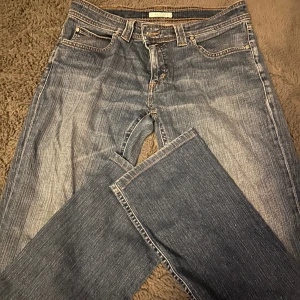 Lågmidajde jeans❤️ - Säljer mina super snygga lågmidjade jeans från sand jeans dem är i jätte bra skick förutom att knappen är lite lös❤️