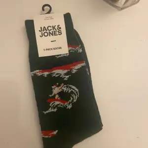 Säljer dessa oanvända strumpor från Jack & Jones då jag inte använt de💕 köpte får 35 men säljer för 25kr❤️ pris kan diskuteras hör av er vid frågor mm❤️