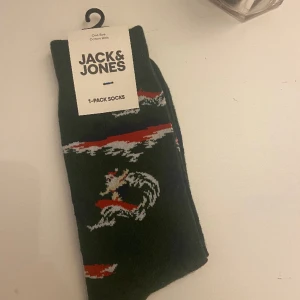 Strumpor  - Säljer dessa oanvända strumpor från Jack & Jones då jag inte använt de💕 köpte får 35 men säljer för 25kr❤️ pris kan diskuteras hör av er vid frågor mm❤️