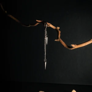 Maia earring - Lägger upp denna annonsen igen.Säljer prisvärda och stilrena stockholmsstilsmycken. Säljes styckevis. Jag gör smycken på beställning så på den andra annonsen så är den ej slut men måste lägga ut igen.