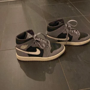 Jordan air 1 mid - Hej säljer mina sparsamt använda Jordans. Väldigt fint skick.   