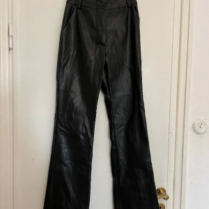 Skinnbyxor Madlady - Skinnbyxor från madlady med lite bootcut. Lappen borttagen pga att den skavde. Passar 160-165 cm i längd 
