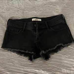 Jeansshorts  - Svarta lågmidjade jeansshorts från hollister 