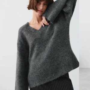 Tröja - Tröja från Gina! Inte använd många gånger. Säljer för kommer aldrig till användning. Kom privat om ni har några frågor?🥰