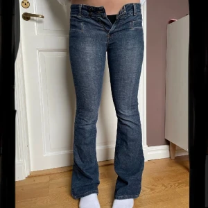 Lägmidjade bootcut jeans - Snygga jeans från american eagel i storlek 2, vilket motsvarar 34/s. Inga defekter. Midjemåttet är 36cm, inerbenslängden är 80cm och ytterbenslängden är 100cm. 😇😇