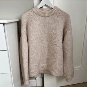 Stickad tröja - Säljer nu denna jätte fina ljus rosa tröja. Inga defekter och i bra skick då den är sparsamt använd💕skriv vid frågor eller fler bilder💕lånade bilder!