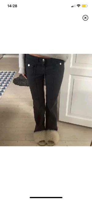 Hm jeans  - Köpta här på plick men var lite för långa för mig då sömmen är uppklippt längst ner 💓