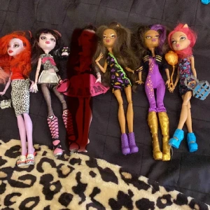 Monster high dockor - Säljer mina gamla mh dockor franki tror jag hon e saknar 1 hand som ni kan se på bild 3 ungefär nypris för 1 är 499kr men jag säljer dom för 200kr st och alla för 1400 så då får du 1 docka på köpet accessoarer ingår såklart dom är i använt skick💗