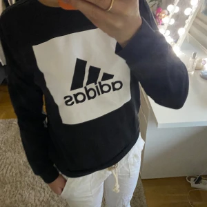 Adidas sweatshirt  - Säljer denna sweatshirt från adidas den är i väldigt bra sick säljer för ändast 199kr