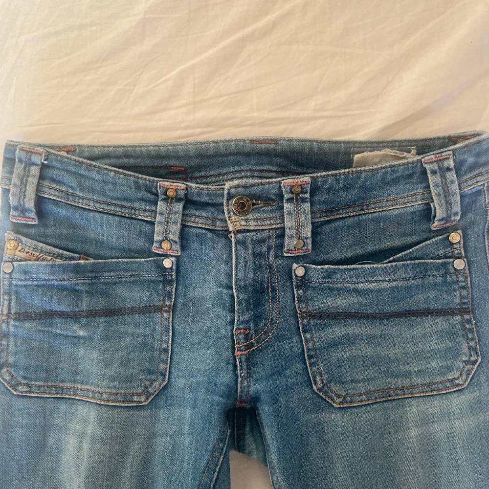 Super snygga lågmidjade diesel jeans!  Inga synliga defekter förutom märket i bak som är lite utslitet! Skriv för mer bilder eller info💓pris kan diskuteras🙏🏻. Jeans & Byxor.