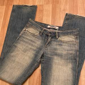 Säljer ett par jeans från Mavi som jag köpte på sellpy🫶🏼det stod att storleken var S/M men jag tyckte som kändes mycket mindre. Jag får inte på mig dom så kan tyvärr inte visa på. Midja: 37 cm och innerbenslängden: 86 cm❣️
