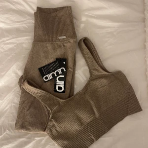 Aim’n  - Säljer mina helt nya tights och behå från aimin. Båda i storlek XS, men skulle säga att byxorna passar en S också. Aldrig använda, bara provade, prislappen sitter även kvar på byxorna. Supersköna och så snygga. Båda för 400💞 går att köpa separat oxå 