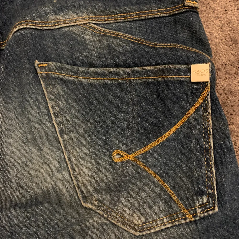 Jätte snygga jeans från kaos me detaljer. Säljer då dom inte kommer till användning längre. Hittar ingen storlek i jeansen men passar s/xs. Skriv för mått och bilder. Mycket bra skick, pris kan diskuteras💗. Jeans & Byxor.