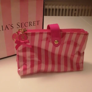 Victoria's secret nessesär - En jättefin i nyskick nessesär från Victoria's secret! Säljer då jag använder en annan nessesär! Säljs inte längre på webben (helt slutsålda) 