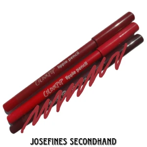 2 röda colourpop lippie pencils - 2 läppennor från Colourpop i röda/vinröd färg. 30 kr styck eller 55 kr flr båda. Har endast blivit swatchade på handen. Skickas med brev, gratis frakt vid köp av 3 eller fler smink prylar/accessoarer. 