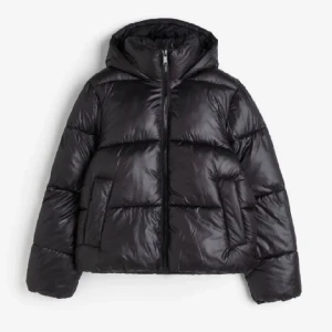 Pufferjacka - Svart pufferjacka från hm. Köpte nu i vintras och använde endast en gång. Helt slutsåld på hemsidan!💘