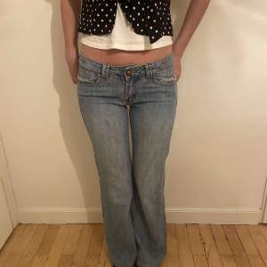 Lågmidjade jeans med nitar,  Midjemått: 38 cm Innerbenslängd: 78 cm