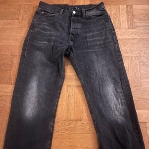 Weekday jeans - Säljer ett par weekday jeans som är i mycket bra skick! Det ända negativa är att det är ett litet hål på insidan i vänster fram fickan.