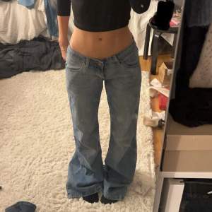 Säljer dessa skitsnygga lågmidjade jeans som tyvärr är aldelles för långa för mig😭❤️strlk 27, har en pytteliten fläck som inte märks av. + en knapp som rör sig-men den kan inte åka av, Därav pris