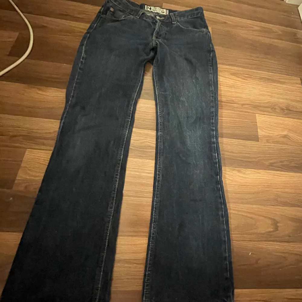 Säljer mina Crocker jeans dom är i fint skick💗 Kan tänka mig sänka priset vid snabbaffär💗 Midja rakt över 39.💗. Jeans & Byxor.