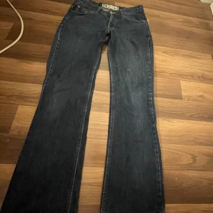 Low Waits jeans  - Säljer mina Crocker jeans dom är i fint skick💗 Kan tänka mig sänka priset vid snabbaffär💗 Midja rakt över 39.💗