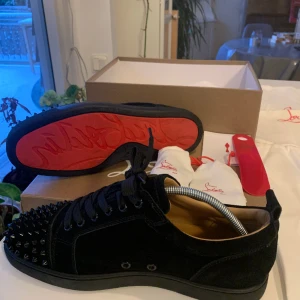 Louboutin skor - Louboutin skor RIKTIGA köpt i Danmark. Storlek 43, kommer med extra spikar och snören. Kan fraktas 