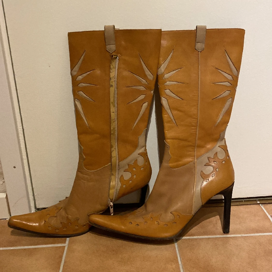 Asballa stövlar med smal klack. - 90