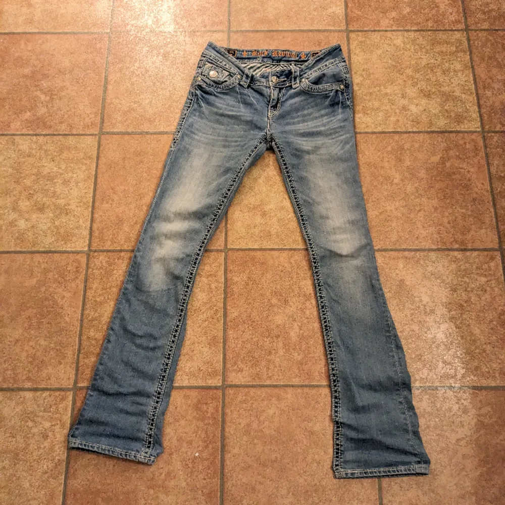 Världens snyggaste jeans säljer då de inte passade mig! storleken är 28 alltså ungefär S och måtten är: midja 36 cm platt och ca 80 cm i innerbenslängden! Skriv för mer info. Jeans & Byxor.