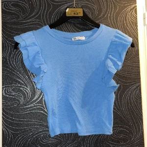 Volangtopp - Blå topp med volangärmar från Zara i storlek S, verkligen så fin❤️