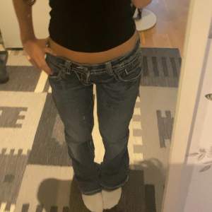 low waisted bootcut jeans 💕 de är väldigt stora på mig men storleken är 27/32