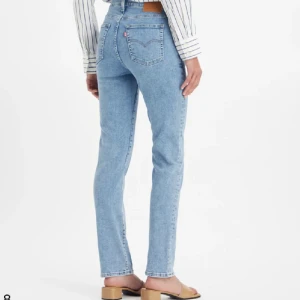 Levis jeans  - Superfina Levis byxor köpta i Italien. Storlek 28.  Knappt använd.  Byxan är ljusblå. Modell  Levi’s 724 High rise slim straight. Nypris 1300kr