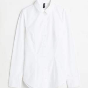 En vit skjorta från H&M med öppen rygg. Aldrig använd och prislapp finns fortfarande kvar.  Den sitter tight i midjan då det finns ett snöre man knyter i ryggen