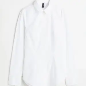 En vit skjorta från H&M med öppen rygg. Aldrig använd och prislapp finns fortfarande kvar.  Den sitter tight i midjan då det finns ett snöre man knyter i ryggen