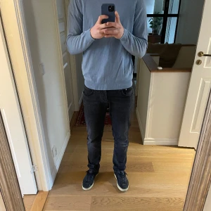 Tröja från zara  - Snygg o skön tröja från Zara i färgen ljusblå. Sjukt snygg passform och passar  både finare tillfällen (unde kavaj eller över skjorta) eller bara som dagligt plagg. Storleken är M och personen på bilderna är 188 cm.  Hör av er vid intresse!