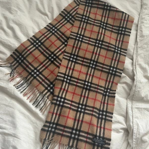 Burberry halsduk - Äkta burberry halsduk, nypris 4500kr. Cashmere. Aldrig använd. 