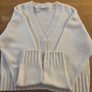 Vit virkad tröja. - Orginalpris 249.