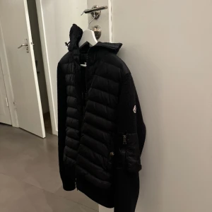 Moncler  - Säljer min Moncler cardigan, hör av er för mer intresse.  Kvitto finns inte med!  Passar er som är runt 175-180   