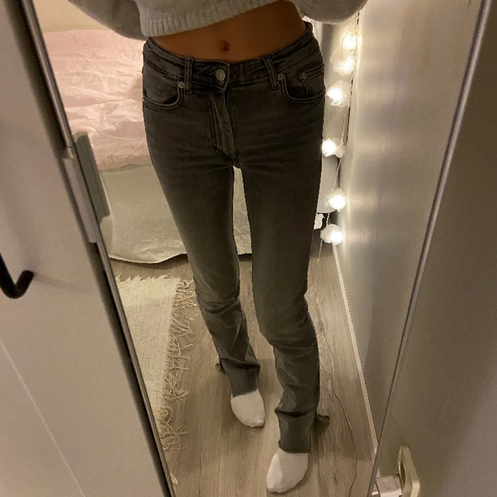 Zara jeans med slits, i storlek 32 väldigt fint skick. skriv om ni har några frågor💕. Jeans & Byxor.