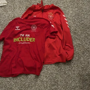 Tröja och Ziphoodie Cph Pridefestival  - Jättesnygga o fina, säljer då det är för stort för mig. Båda sett blir tsm 700kr, bara tröja blir 300kr, bara hoodie blir 350. Skriv gärna om ni har frågor!! 