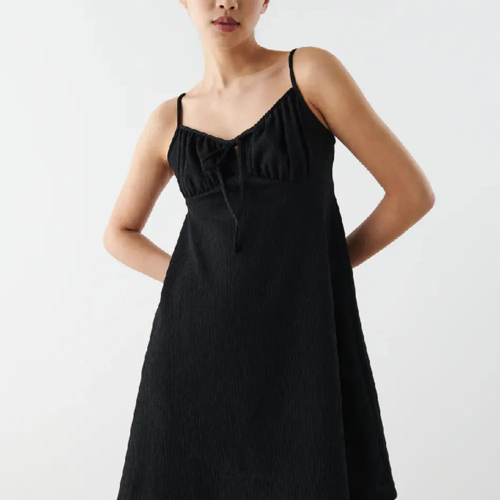 Jättesöt svart klänning ifrån Gina! Aldrig använd🥰 Storlek S! Perfekt till sommaren💕. Klänningar.