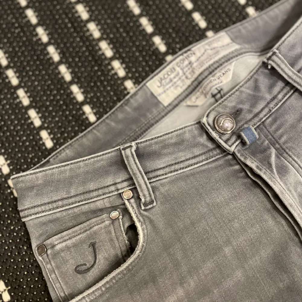 Säljer ett par exklusiva jeans från Jacob Cohen, gjord av extremt mjukt stretchmaterial vilket gör jeansen väldigt bekväma.. Jeans & Byxor.