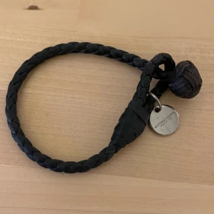 Bottega Veneta knot bracelet - Armband från Bottega Veneta.  Made in Italy Brunt läder  Nypris: 3200kr  Storlek M/L   Skick: 4/5 bollen i änden har lite olika färgtoner samt på metallen finns lite små scratches , annars välskött Box, dustbag och kvitto saknas därav priset :)