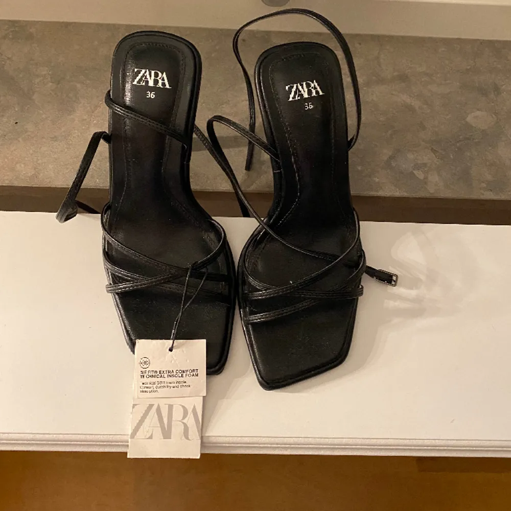 ett par svarta klackskor från Zara som är helt oanvända med prislappen fortfarande kvar! I storlek 36. Köpte dessa för 499kr och mitt pris 350🥰. Skor.