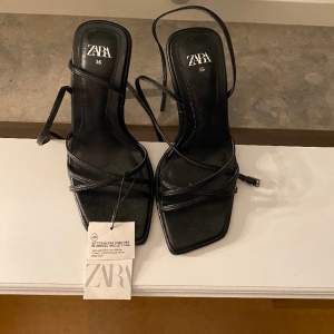 ett par svarta klackskor från Zara som är helt oanvända med prislappen fortfarande kvar! I storlek 36. Köpte dessa för 499kr och mitt pris 350🥰