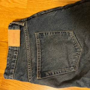 Weekday jeans Arrow - Jeans från Weekday i modellen ”Arrow”, aldrig använda. Säljer pga fel storlek för mig.  Storlek 33/34