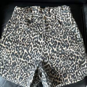 Leopard shorts. Dessa köpta på rock n romance på Smögen. 